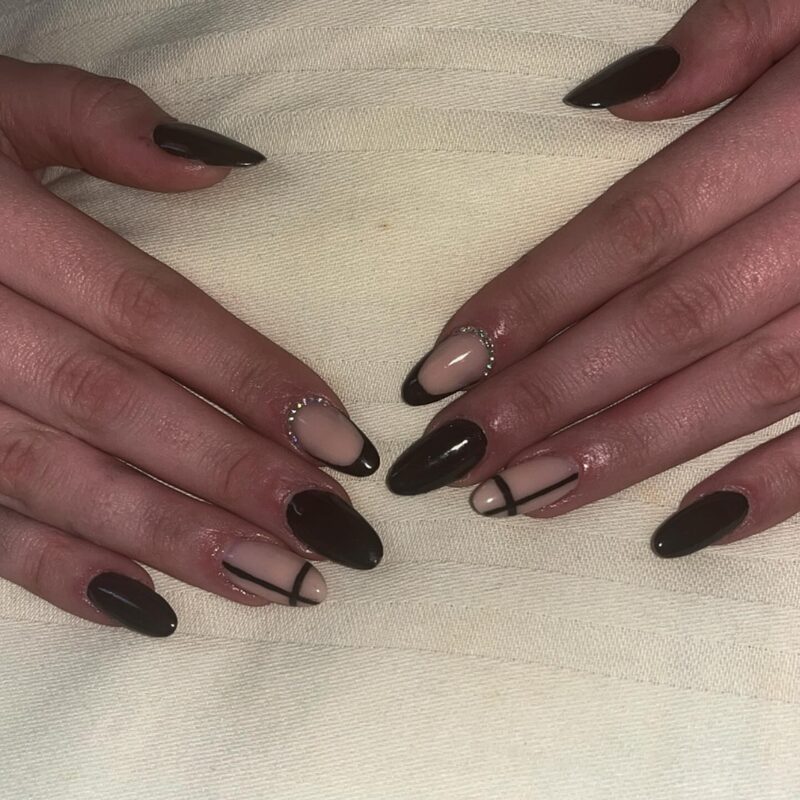 Nail art con design geometrico nero — Ongles de Desirée Palestrina