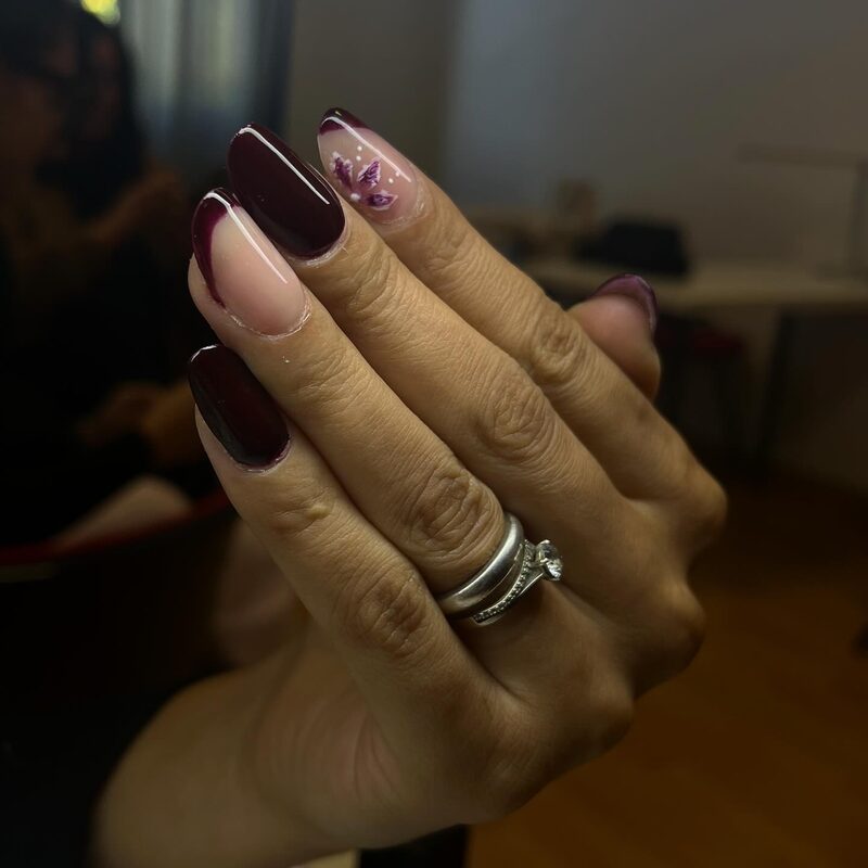 Nail art viola con farfalle — design esclusivo unghie